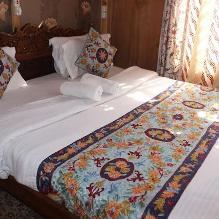 Young Bombay Premium Heritage Houseboat Srīnagar Exterior foto