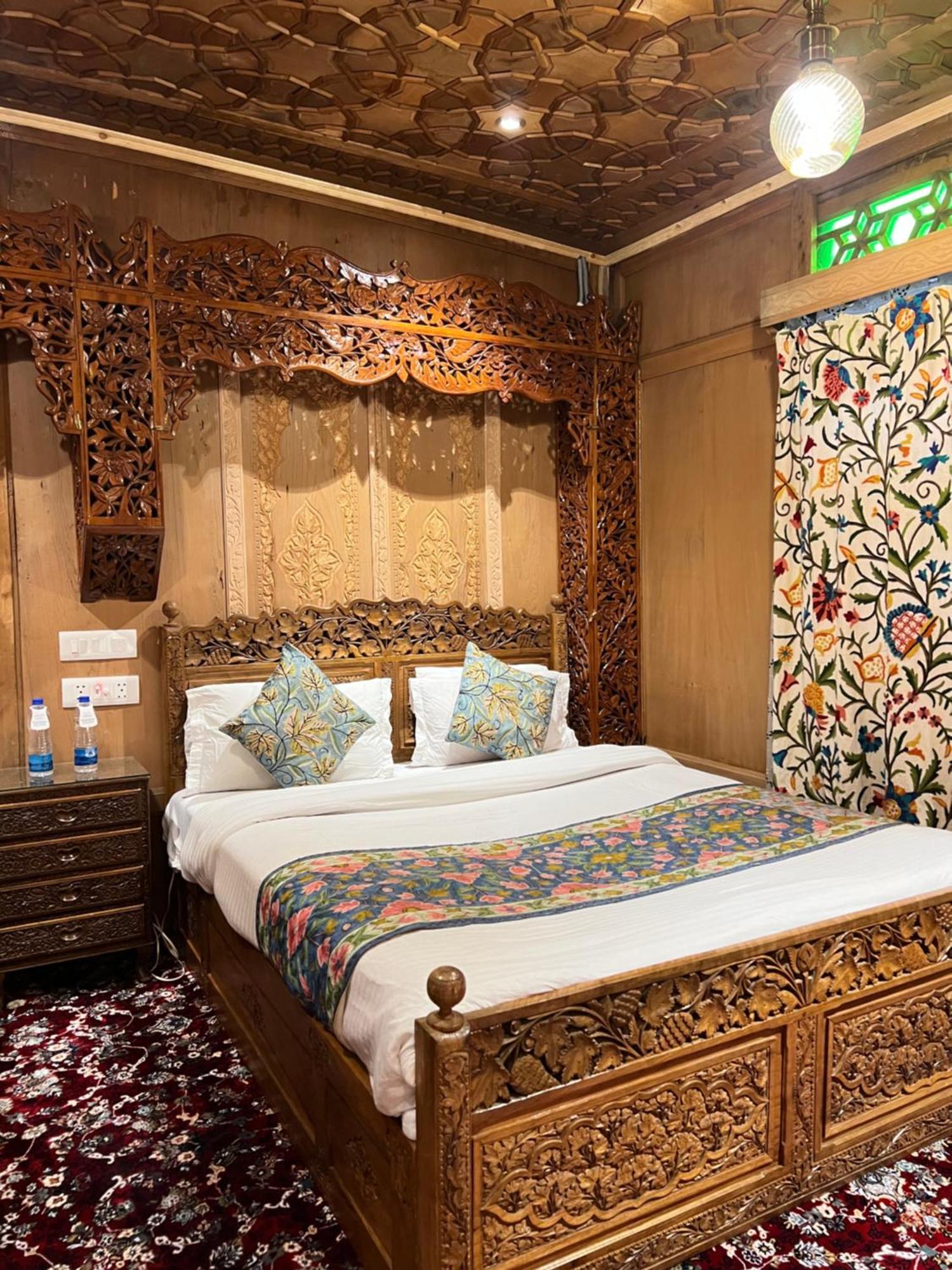Young Bombay Premium Heritage Houseboat Srīnagar Exterior foto