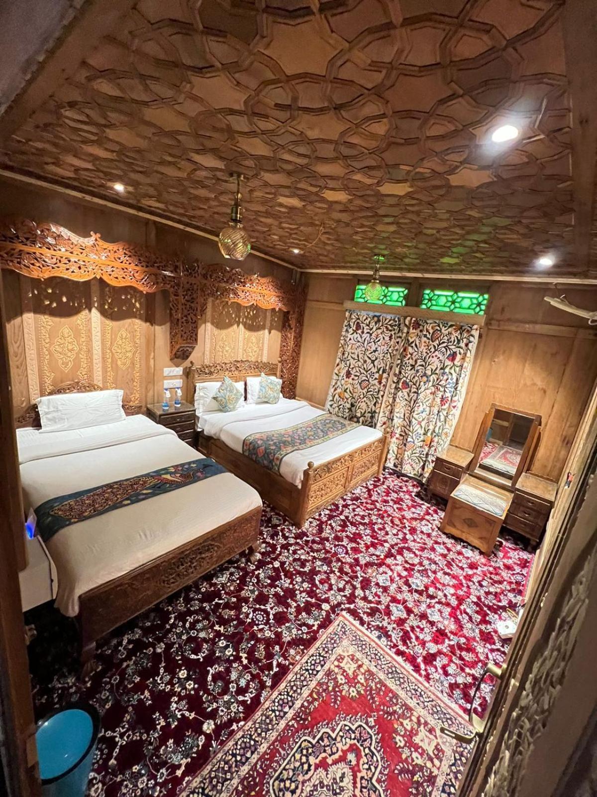 Young Bombay Premium Heritage Houseboat Srīnagar Exterior foto