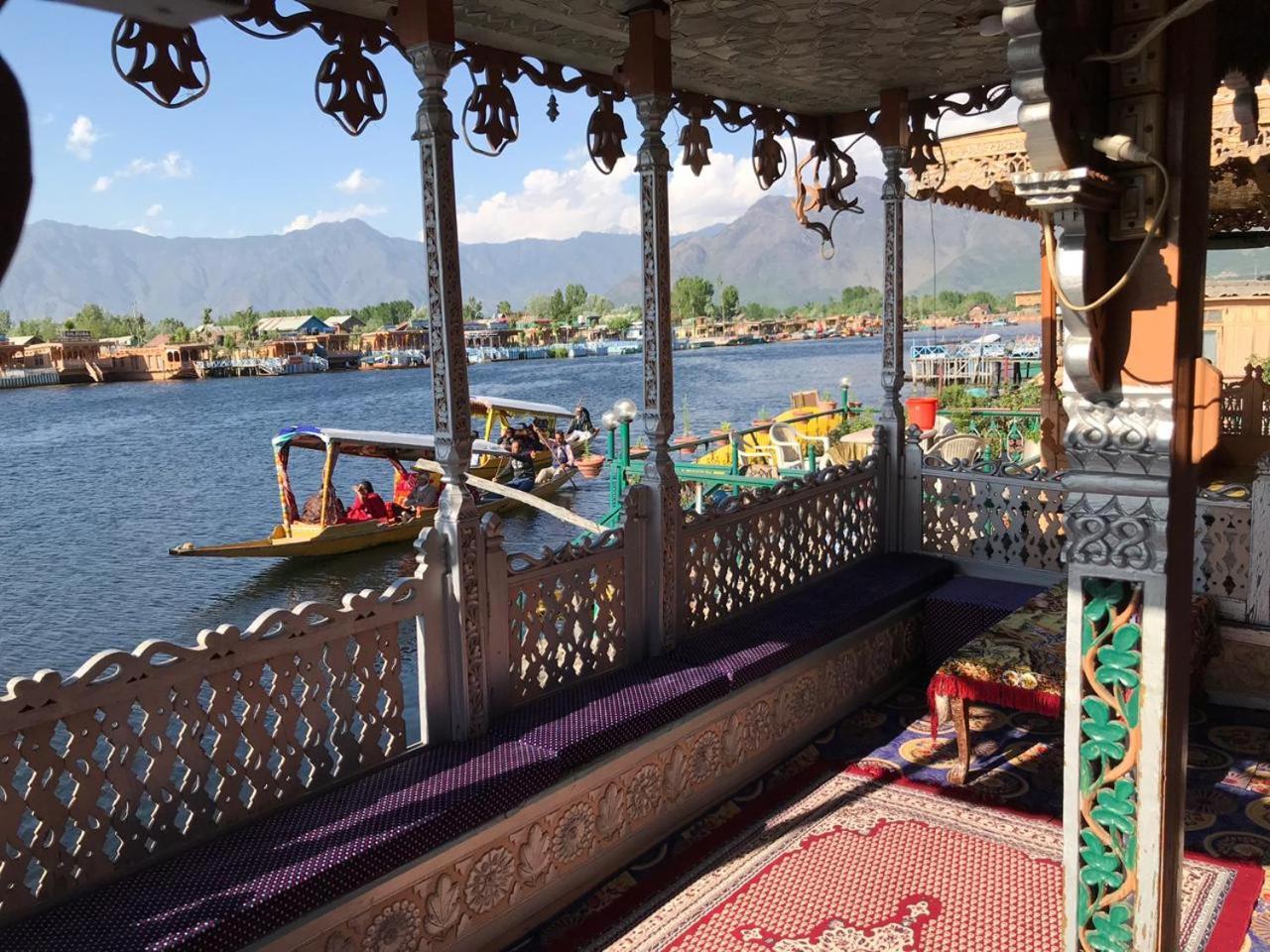 Young Bombay Premium Heritage Houseboat Srīnagar Exterior foto