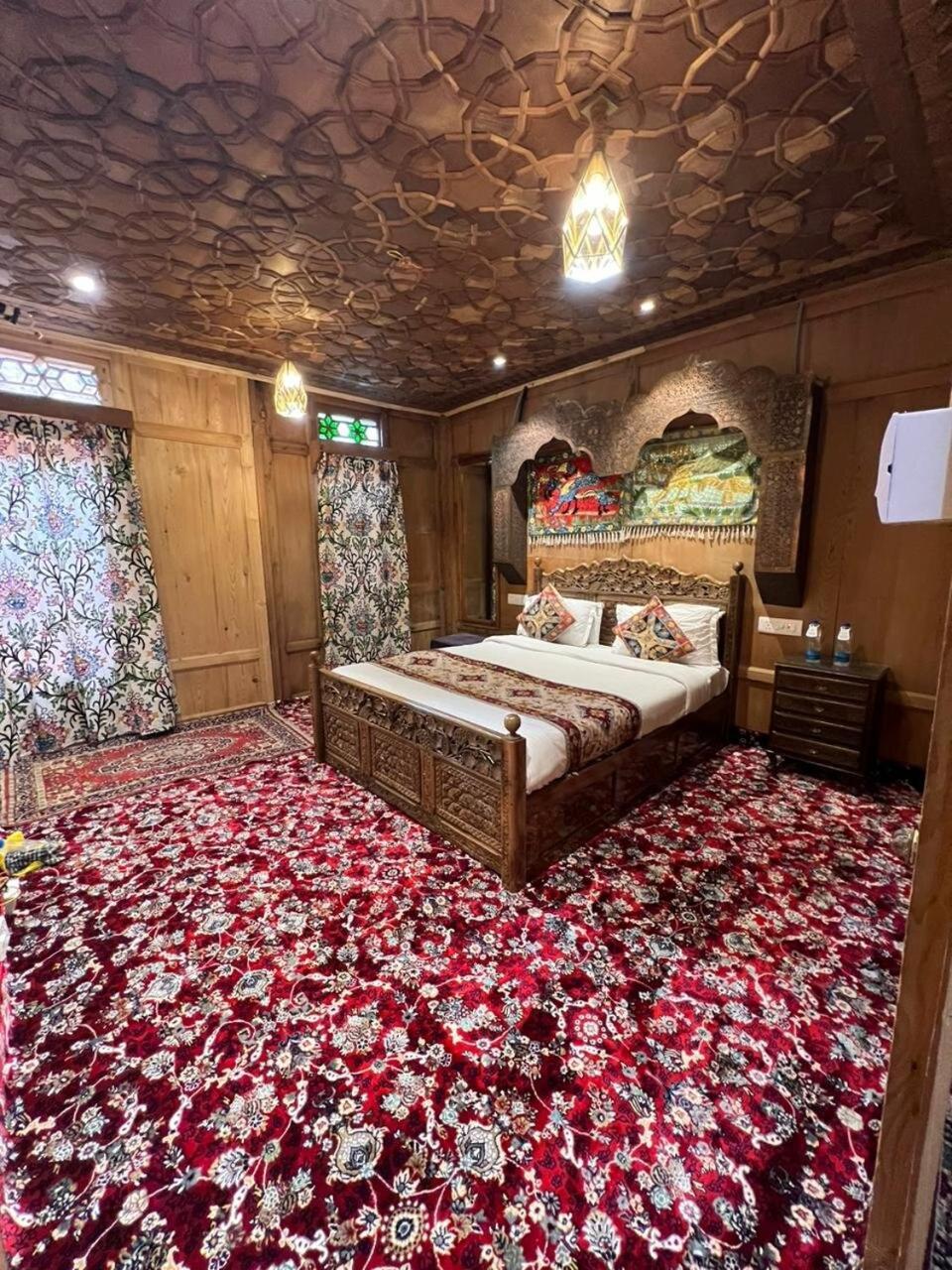 Young Bombay Premium Heritage Houseboat Srīnagar Exterior foto