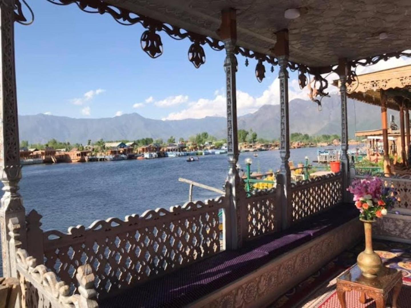 Young Bombay Premium Heritage Houseboat Srīnagar Exterior foto