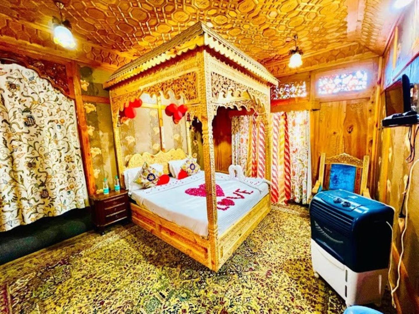 Young Bombay Premium Heritage Houseboat Srīnagar Exterior foto