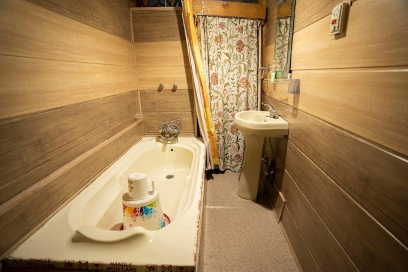 Young Bombay Premium Heritage Houseboat Srīnagar Exterior foto