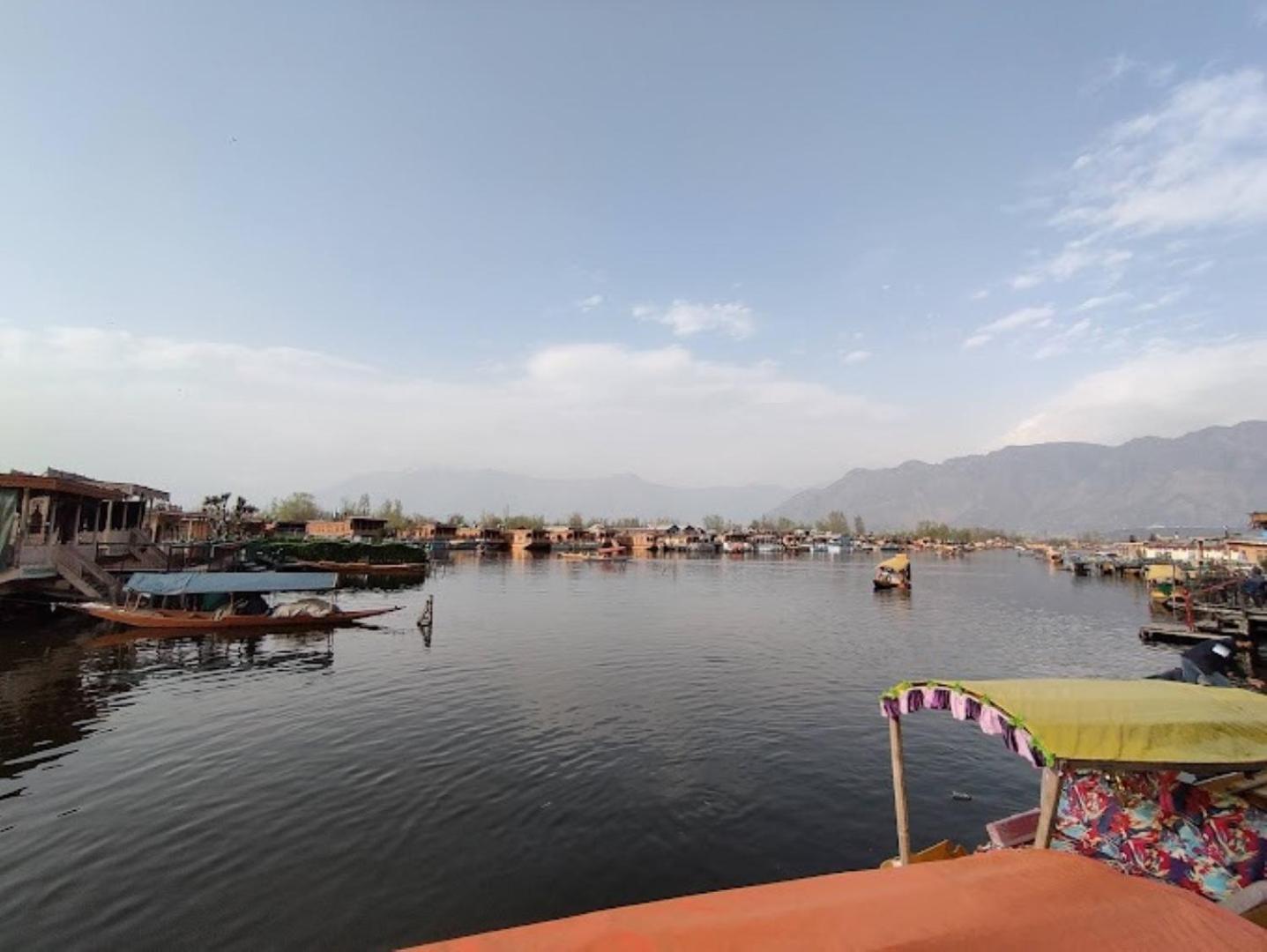 Young Bombay Premium Heritage Houseboat Srīnagar Exterior foto