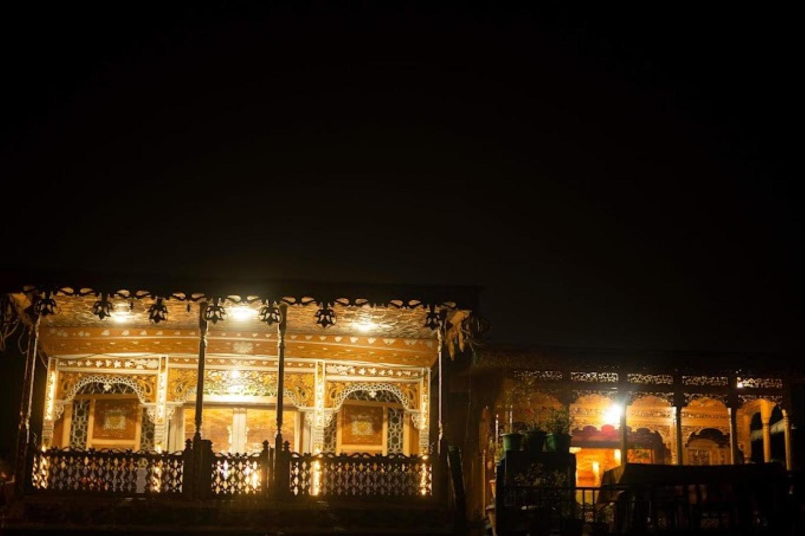 Young Bombay Premium Heritage Houseboat Srīnagar Exterior foto