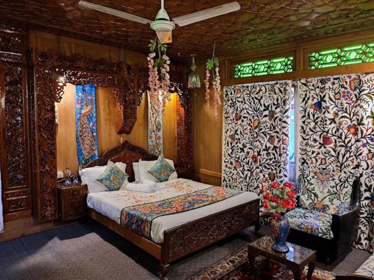Young Bombay Premium Heritage Houseboat Srīnagar Exterior foto