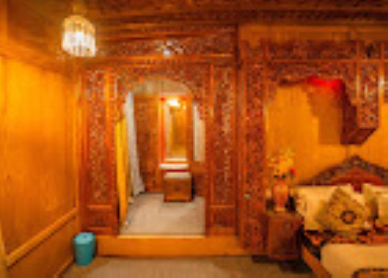 Young Bombay Premium Heritage Houseboat Srīnagar Exterior foto